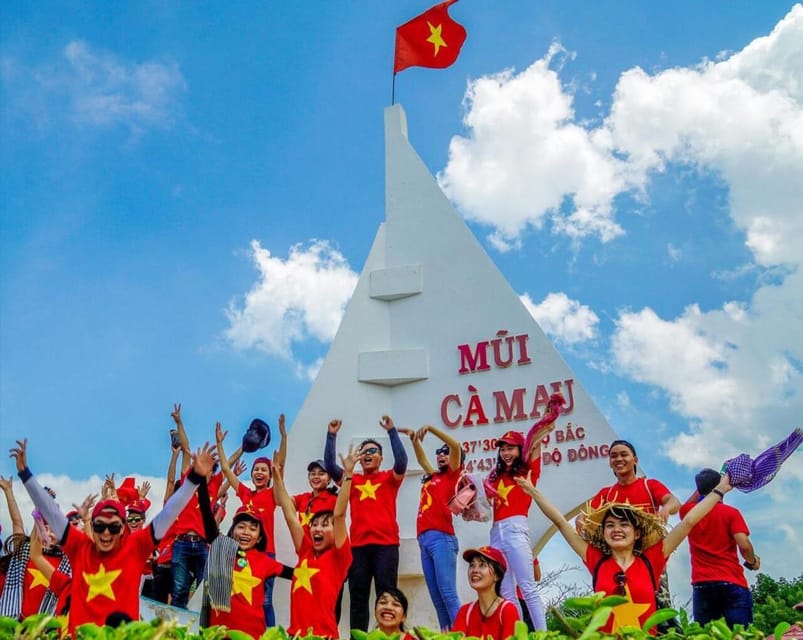 3 DAYS MEKONG DELTA - Day 1 in Ben Tre: Coconut candy factory, rowing boat, village time