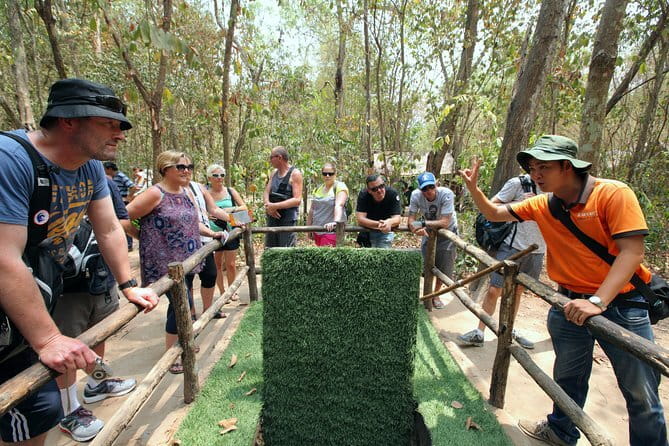 Ho Chi Minh City Private City Tour – History, Culture, Local Life - Chinatown temple time: Chùa Văn Phát and daily spiritual culture