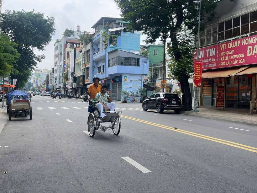Ho Chi Minh City Sightseeing Panoramic Cycling Tour By Cyclo - Independence Palace and City Hall: French Colonial Looks in Real Life