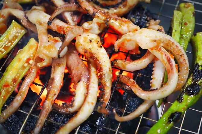 Ho Chi Minh City: Street Food & Sightseeing Tour with Local Guide - Stop-by-Stop: Monument, Markets, Apartment-Block Snacks, and Dessert