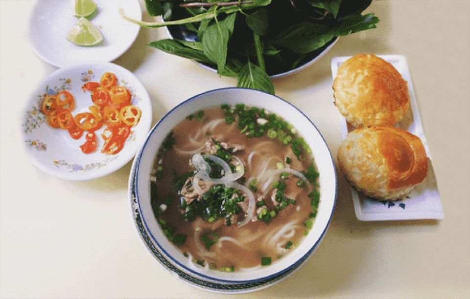 Ho Chi Minh: Full-Day Private City Tour - Pet Market to Thien Hau by Bicycle: Street-Level Zoom