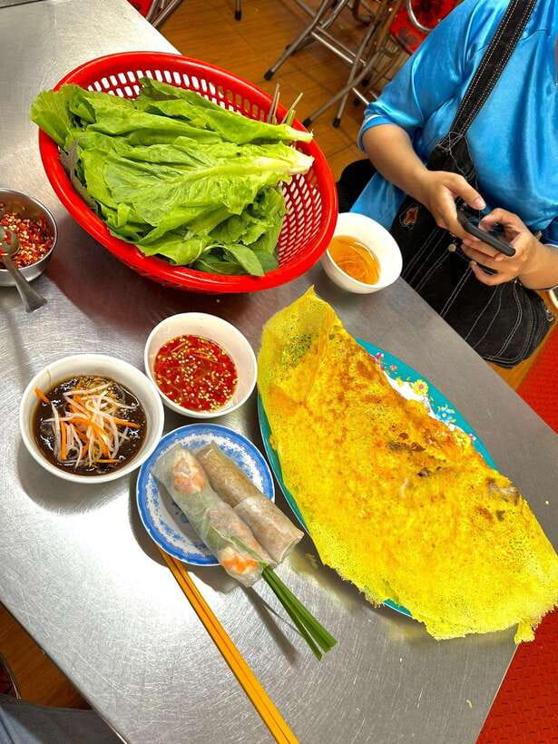 KISSTOUR | Motorbike Food Tour Female Drivers in Ho Chi Minh - The ride through districts: how you see more than landmarks