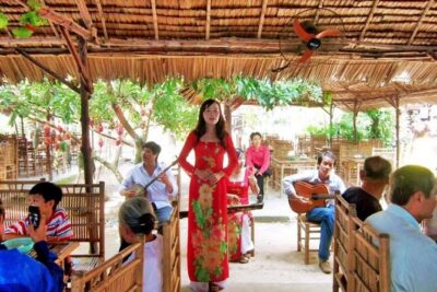 Mekong Delta Tour Daily - The bus ride to My Tho: air-conditioning and a quick reality check
