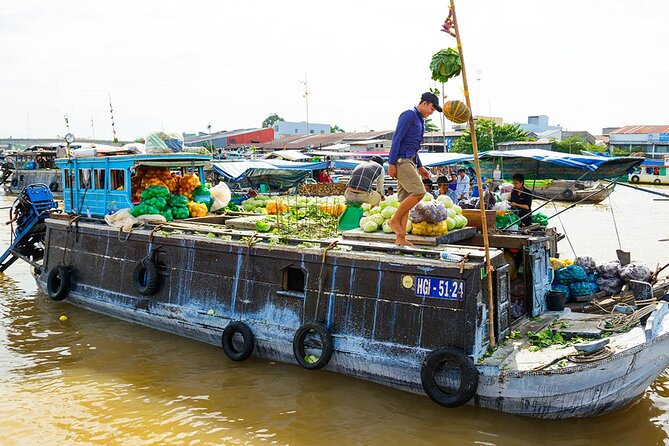 Mekong Delta Tour with Kayaking, Cycling and Cooking - Fish and frog farming stop: how food is raised in the Delta