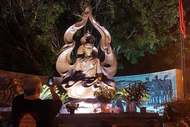 Night Food Tour in Saigon By Scooter - Stop 2: Ho Thi Ky Flower Market, and how flowers connect to the meal world
