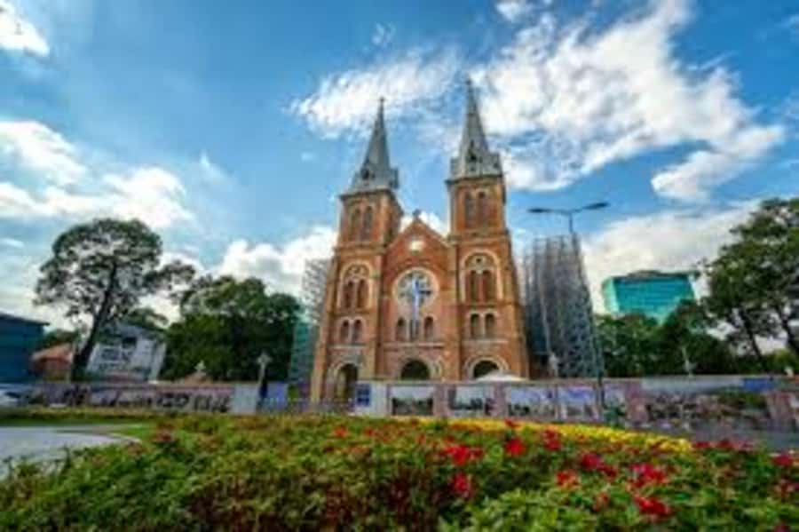 Private Saigon Highlights Tour by Car – Flexible Half Day - War Remnants Museum: hardware, photos, and personal accounts