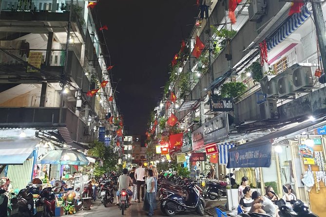 Private sight-seeing motorbike tour with local expert/student in HCMC - Stop 1: Saigon Notre-Dame Cathedral Basilica up close