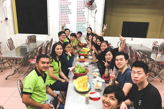 Saigon city tour & Street food - Getting started in Quận 1: first bites and local rhythms