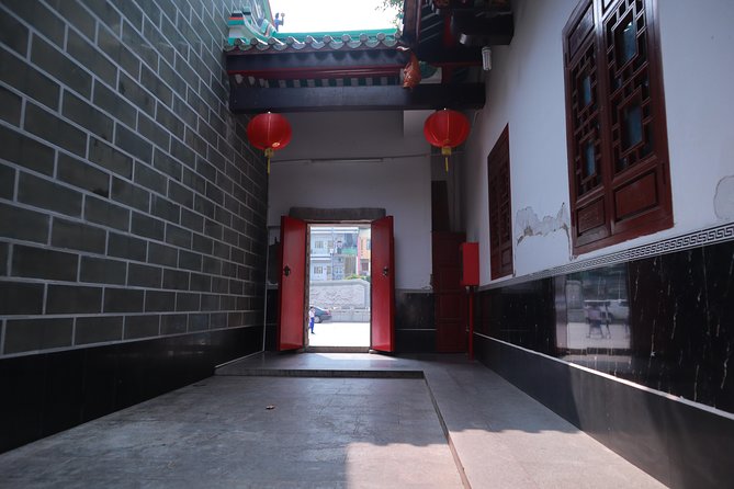 Saigoncholon - Meeting at Ben Thanh: the easiest way to start your Cholon day