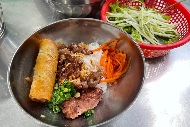 The 10 Tastings of Ho Chi Minh City With Saigon Vibes - Food stop: 10 dishes, starting with papaya salad and dừa tắc