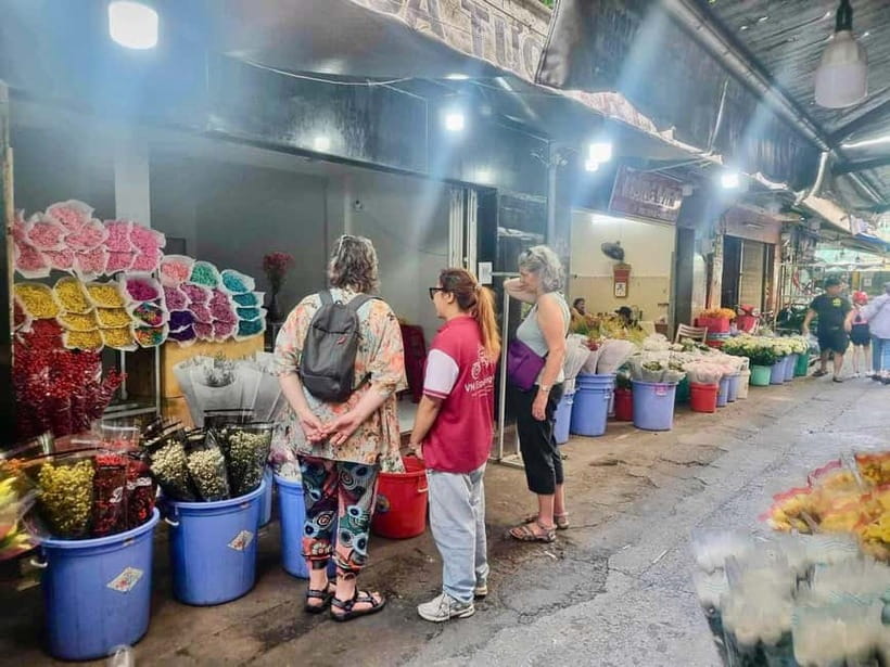 Top Saigon Unique Street Food On Scooter w/ Locals - Nguyen Thien Thuat Apartment Park: street food + local life